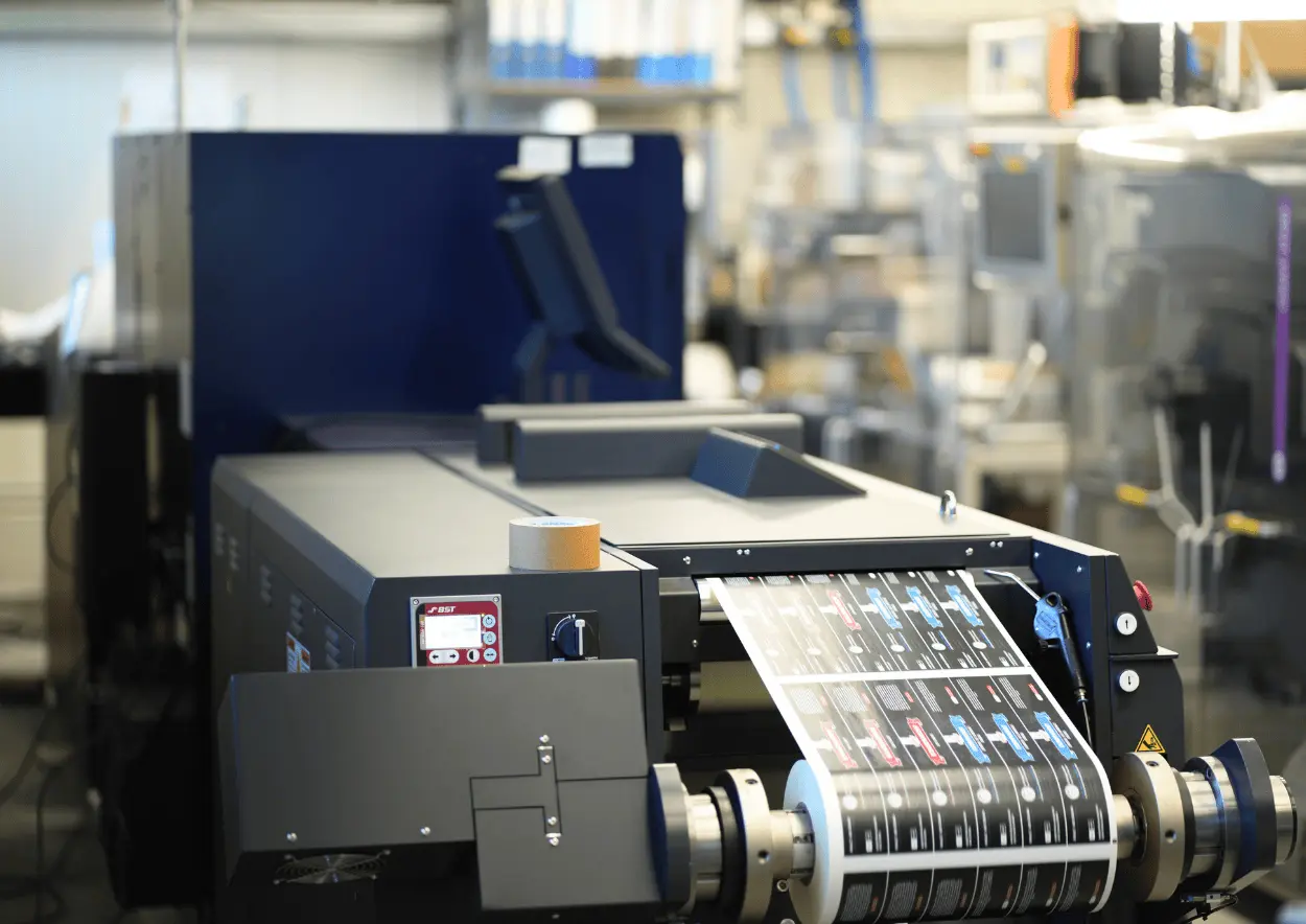 Eine Druckmaschine während der Produktion.