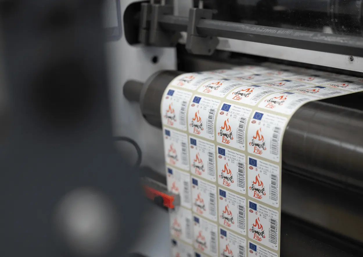 Etiketten in der Maschine, während der Produktion.