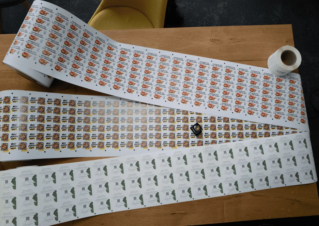 Auf einem Tisch liegen mehrere fertige Etiketten ausgebreitet.