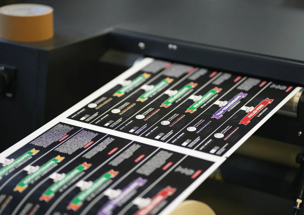 Etiketten in der Maschine während der Produktion.