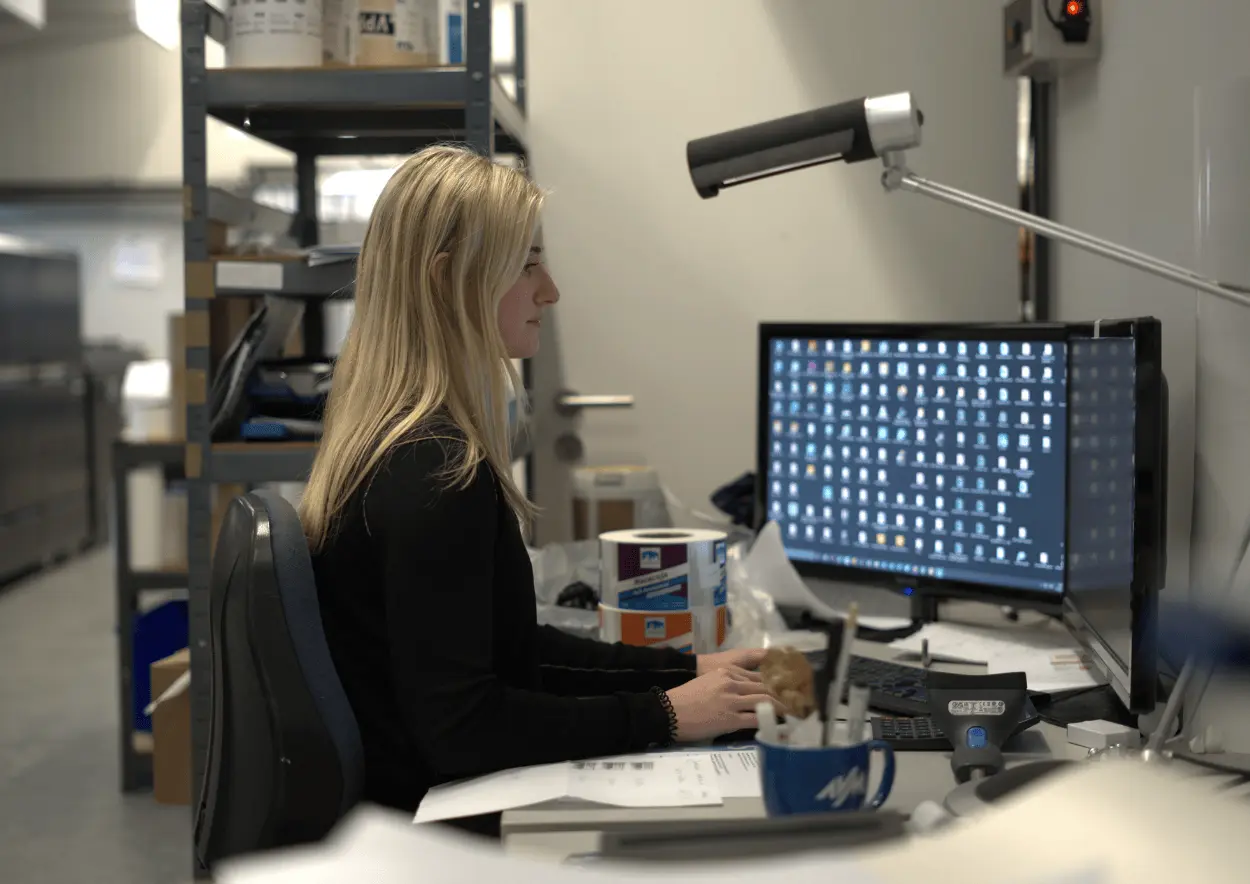 Ansprechpartner Mitarbeiterin arbeitet am Computer.